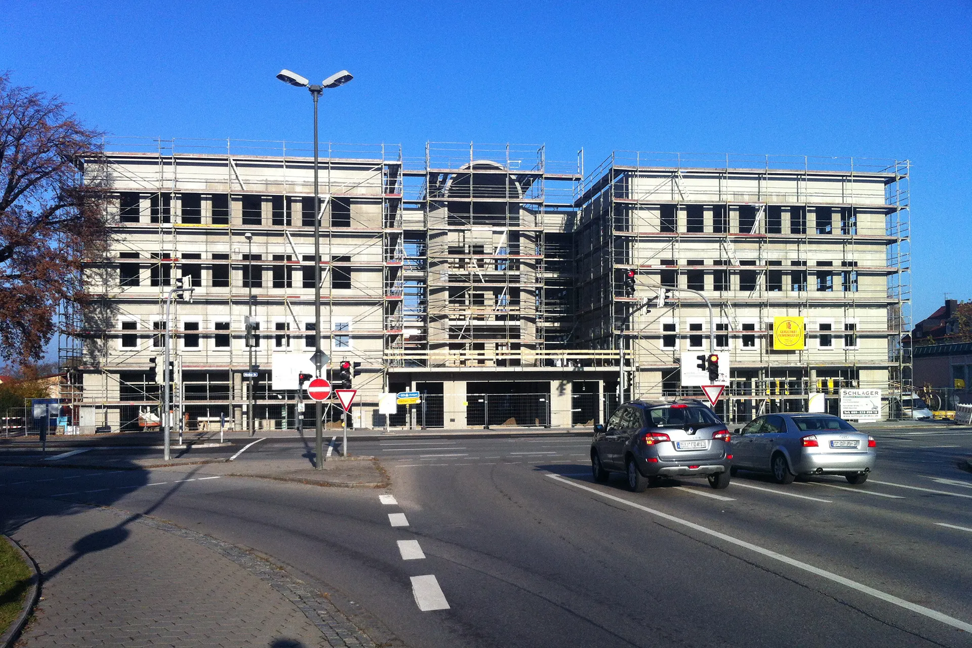 Ärztehaus mit Brunnenkühlung in Kalrsfeld während der Bauphase