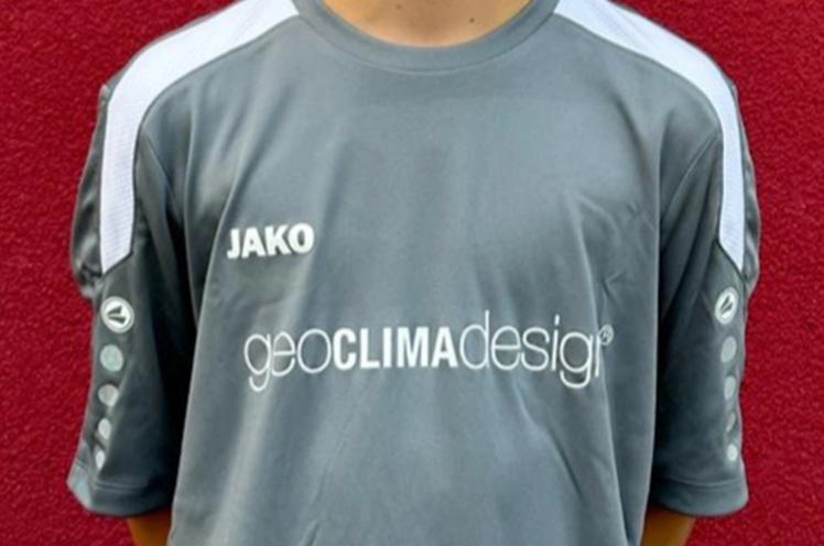 Sponsoring für regionalen Fußballverein: GeoClimaDesign-Logo auf dem Trikot