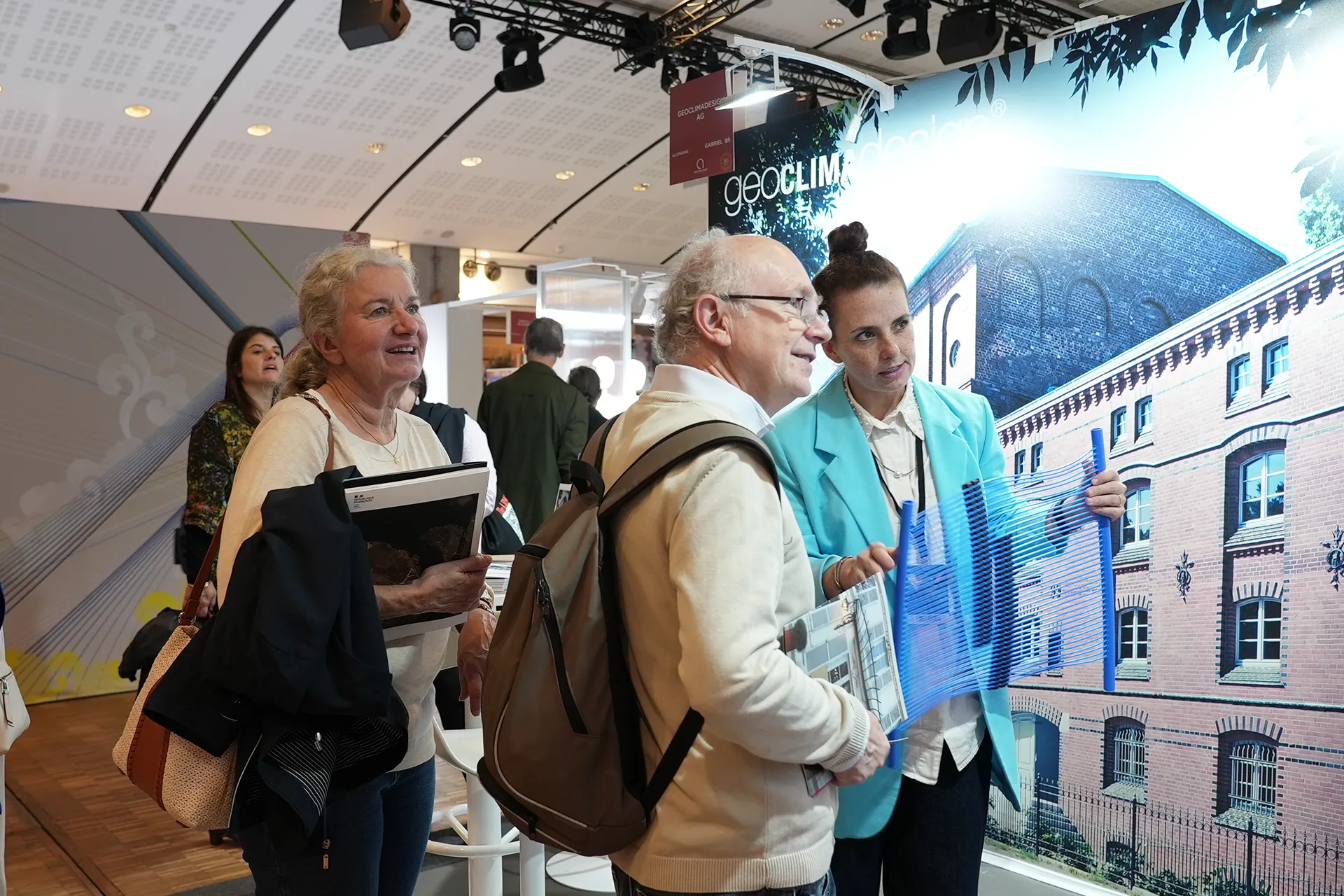 Besucher im Gespräch am Messestand der GeoClimaDesign AG beim Salon International du patrimoine Culturel