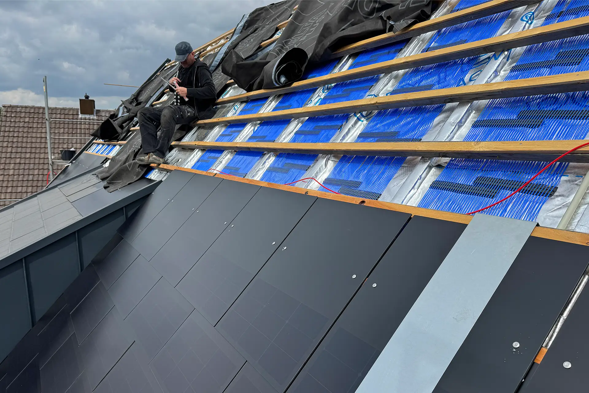 Indach Photovoltaik mit Kapillarrohrmatten dahinter