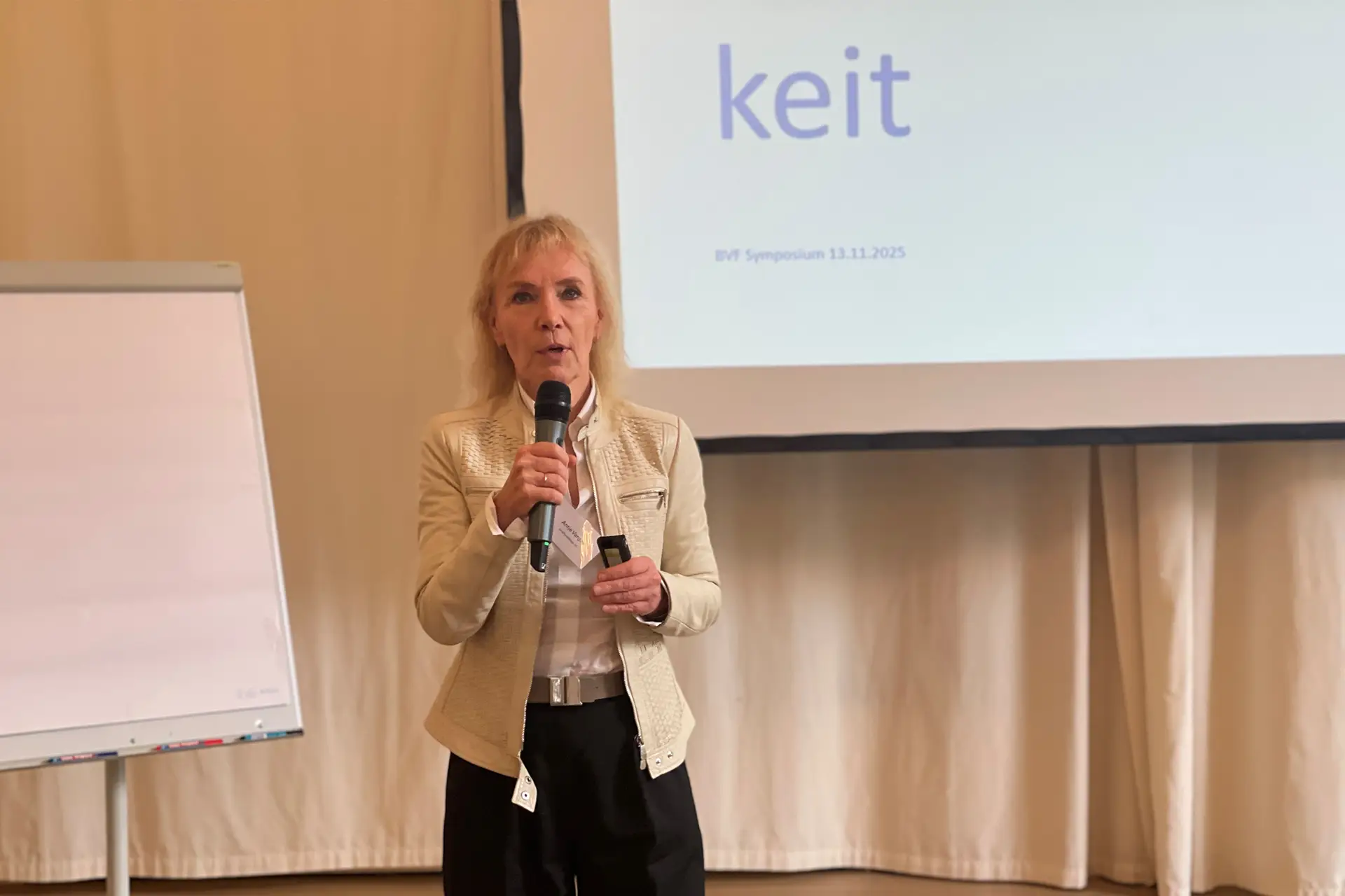 Antje Vargas hält einen Vortrag während des BVF-Symposiums.