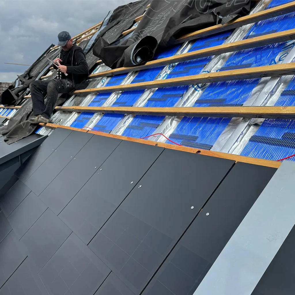Indach Photovoltaik mit Kapillarrohrmatten dahinter